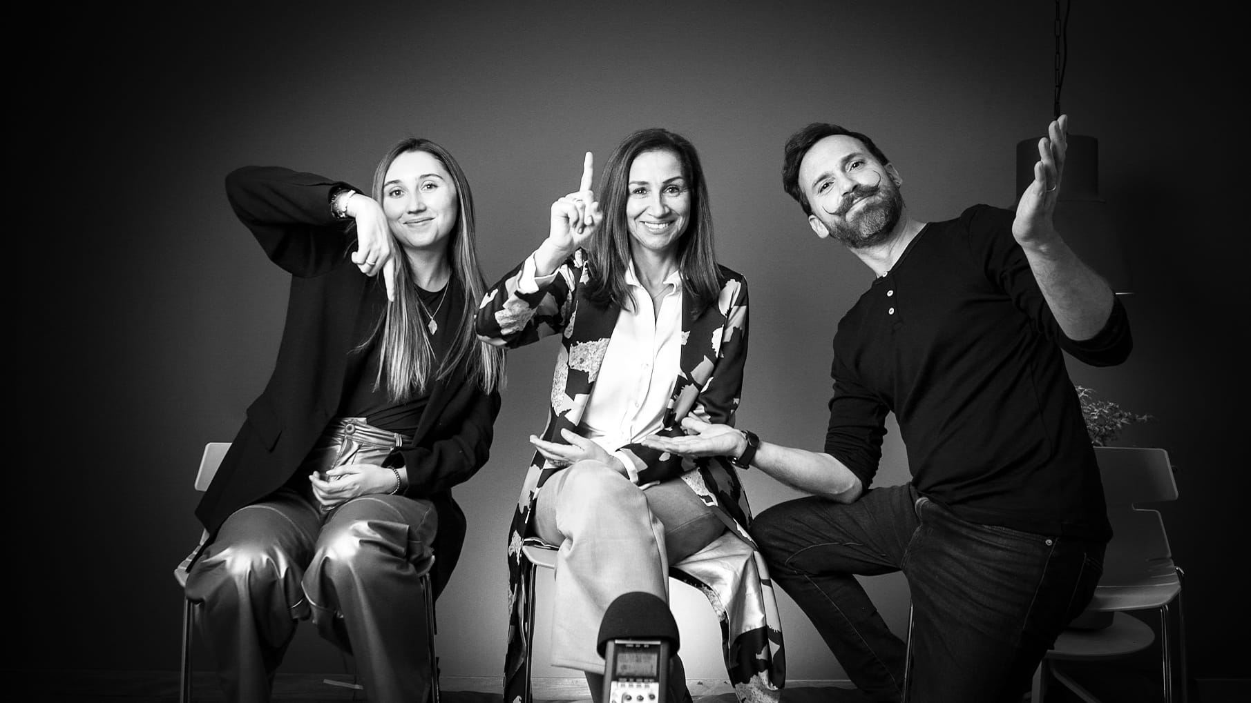 RockCast Podcast sobre cultura corporativa Maria Victoria Serrano, daniela Román y Pablo Rabelo grabando podcast de Experiance